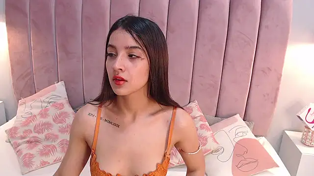 Snapshot of LeenaBrown chatting on 4, 2, 2025 LeenaBrown online show from 4, 2, 2025