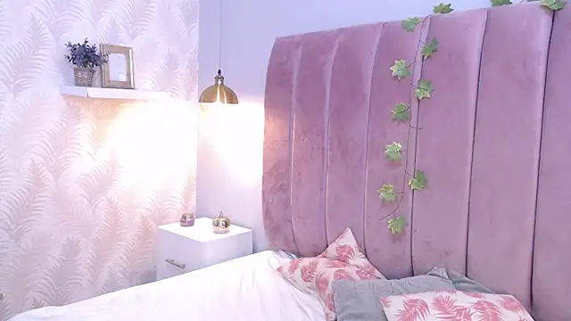 Snapshot of LeenaBrown chatting on 20, 2, 2025 LeenaBrown online show from 20, 2, 2025