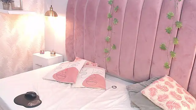 Snapshot of LeenaBrown chatting on 21, 2, 2025 LeenaBrown online show from 21, 2, 2025