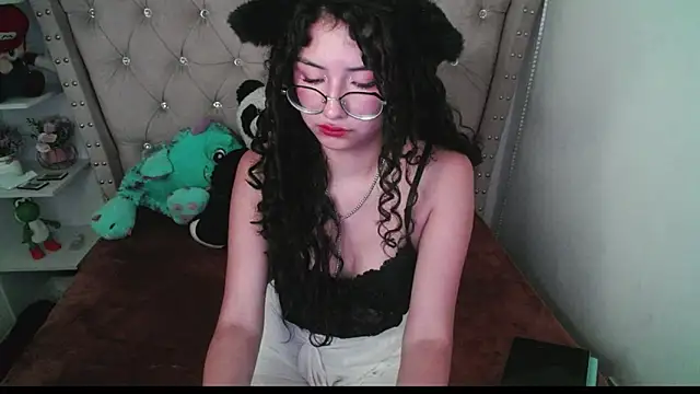 Snapshot of CherieCurl chatting on 22, 11, 2025 CherieCurl online show from 22, 11, 2025