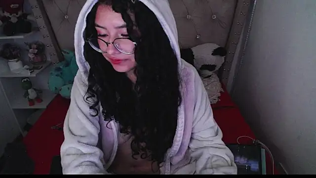 Snapshot of CherieCurl chatting on 4, 12, 2025 CherieCurl online show from 4, 12, 2025