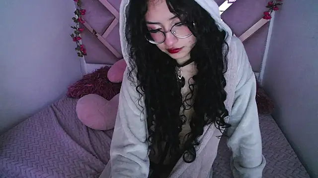 Snapshot of CherieCurl chatting on 16, 4, 2026 CherieCurl online show from 16, 4, 2026