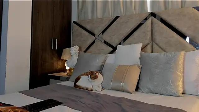 HaileyBaldwin online show from 25, 12, 2024