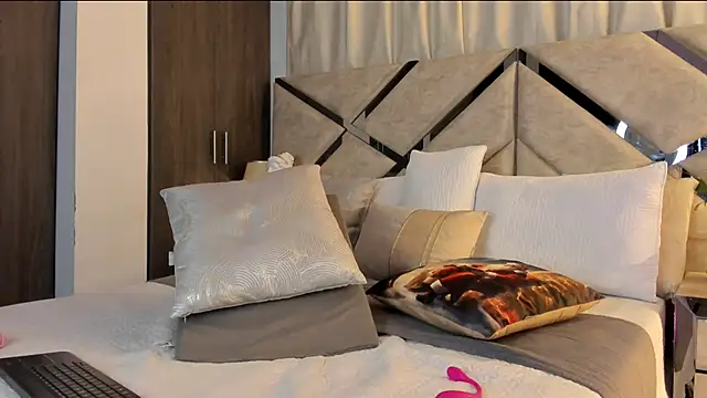 HaileyBaldwin online show from 25, 12, 2024