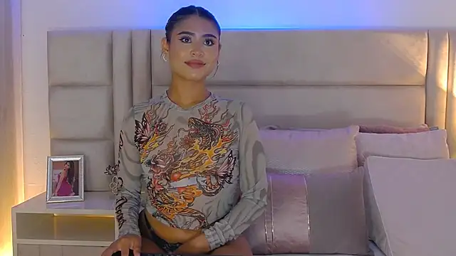 HaileyBaldwin online show from 4, 2, 2025