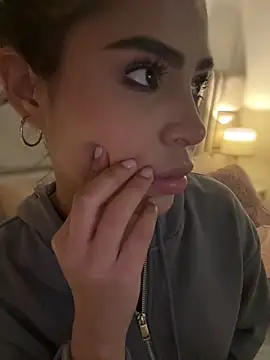 HaileyBaldwin online show from 27, 2, 2025