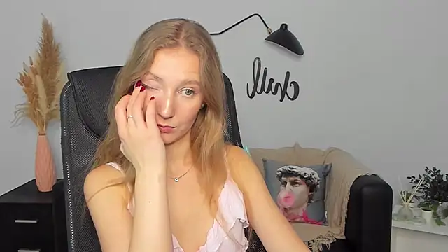 Snapshot of LolaWilsons chatting on 4, 2, 2025 LolaWilsons online show from 4, 2, 2025