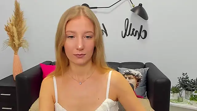 Snapshot of LolaWilsons chatting on 4, 11, 2025 LolaWilsons online show from 4, 11, 2025