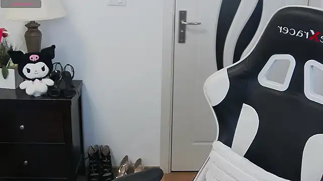 pretty little thing online show from 14, 4, 2026