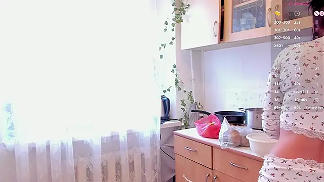 Julia  Frey online show from 8, 11, 2025