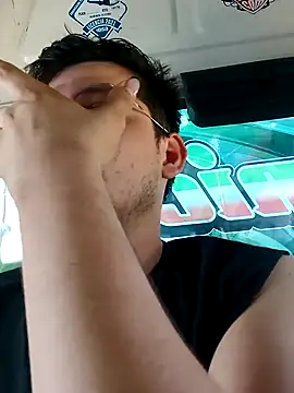 Snapshot of _Ottis_ chatting on 24, 1, 2025 Ottis online show from 24, 1, 2025