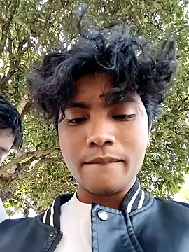 Snapshot of _Ottis_ chatting on 1, 2, 2025 Ottis online show from 1, 2, 2025