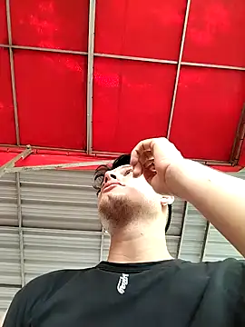 Snapshot of _Ottis_ chatting on 12, 9, 2025 Ottis online show from 12, 9, 2025