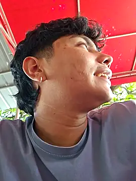 Snapshot of _Ottis_ chatting on 4, 10, 2025 Ottis online show from 4, 10, 2025