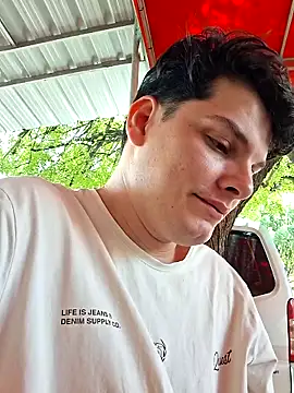 Snapshot of _Ottis_ chatting on 12, 10, 2025 Ottis online show from 12, 10, 2025