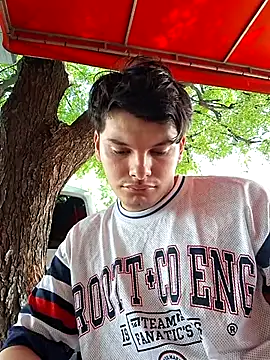 Snapshot of _Ottis_ chatting on 15, 10, 2025 Ottis online show from 15, 10, 2025