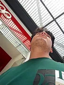 Snapshot of _Ottis_ chatting on 21, 10, 2025 Ottis online show from 21, 10, 2025