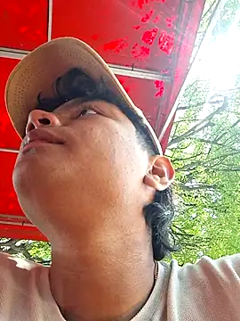 Snapshot of _Ottis_ chatting on 5, 11, 2025 Ottis online show from 5, 11, 2025