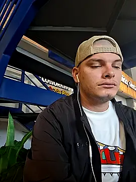 Snapshot of _Ottis_ chatting on 6, 11, 2025 Ottis online show from 6, 11, 2025