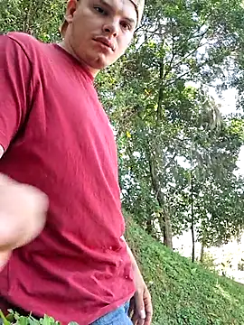 Snapshot of _Ottis_ chatting on 7, 11, 2025 Ottis online show from 7, 11, 2025