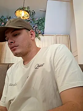 Snapshot of _Ottis_ chatting on 8, 11, 2025 Ottis online show from 8, 11, 2025