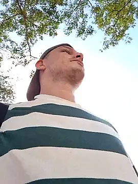 Snapshot of _Ottis_ chatting on 10, 11, 2025 Ottis online show from 10, 11, 2025