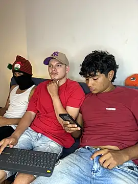 Snapshot of _Ottis_ chatting on 11, 11, 2025 Ottis online show from 11, 11, 2025