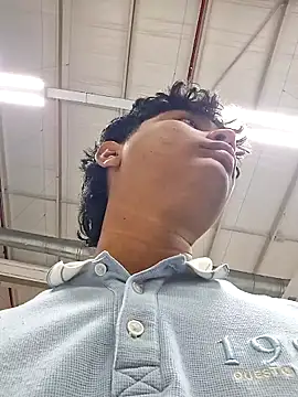 Snapshot of _Ottis_ chatting on 12, 11, 2025 Ottis online show from 12, 11, 2025