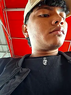 Snapshot of _Ottis_ chatting on 19, 11, 2025 Ottis online show from 19, 11, 2025