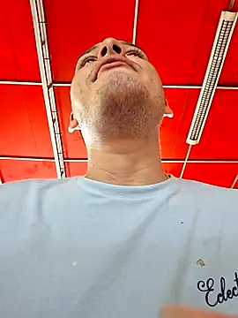 Snapshot of _Ottis_ chatting on 21, 11, 2025 Ottis online show from 21, 11, 2025