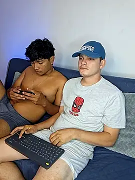 Snapshot of _Ottis_ chatting on 24, 11, 2025 Ottis online show from 24, 11, 2025