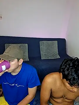 Snapshot of _Ottis_ chatting on 28, 11, 2025 Ottis online show from 28, 11, 2025