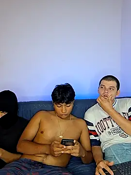 Snapshot of _Ottis_ chatting on 29, 11, 2025 Ottis online show from 29, 11, 2025