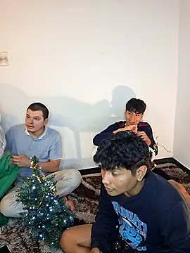 Snapshot of _Ottis_ chatting on 4, 12, 2025 Ottis online show from 4, 12, 2025