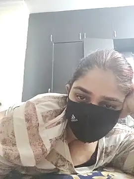 Snapshot of kirti__arora chatting on 6, 10, 2025 kirti arora online show from 6, 10, 2025