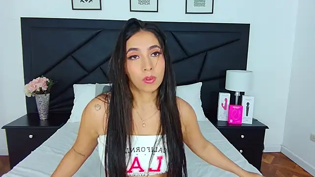 Snapshot of SophieCarther chatting on 5, 3, 2025 SophieCarther online show from 5, 3, 2025