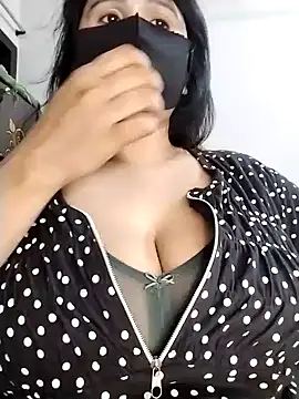 Snapshot of Tishani chatting on 4, 11, 2025 Tishani online show from 4, 11, 2025