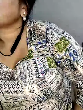 Snapshot of Tishani chatting on 5, 12, 2025 Tishani online show from 5, 12, 2025