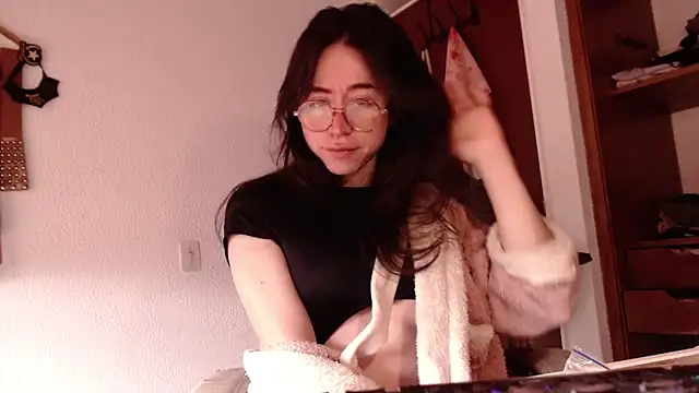 Snapshot of emily_pearl_ chatting on 4, 12, 2025 emily pearl online show from 4, 12, 2025