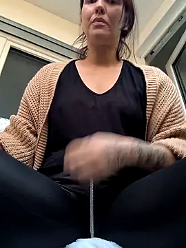 Snapshot of Linalicious chatting on 6, 11, 2025 Linalicious online show from 6, 11, 2025