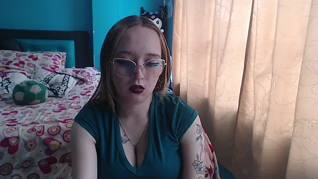 Liaroberts1 online show from 4, 3, 2025