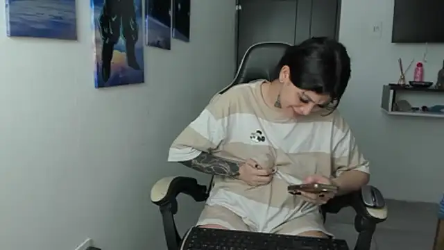 Snapshot of naomi_berckley chatting on 18, 12, 2025 naomi berckley online show from 18, 12, 2025