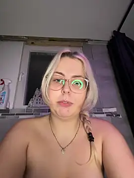 Snapshot of Livewithlucy chatting on 21, 12, 2024 Livewithlucy online show from 21, 12, 2024