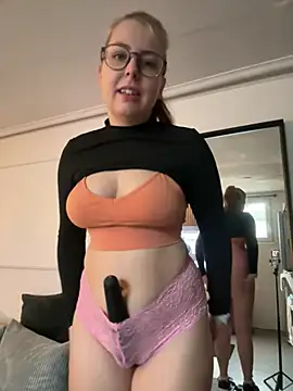Snapshot of Livewithlucy chatting on 6, 2, 2025 Livewithlucy online show from 6, 2, 2025