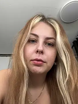 Snapshot of Livewithlucy chatting on 2, 3, 2025 Livewithlucy online show from 2, 3, 2025