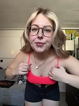 Snapshot of Livewithlucy chatting on 6, 3, 2025 Livewithlucy online show from 6, 3, 2025