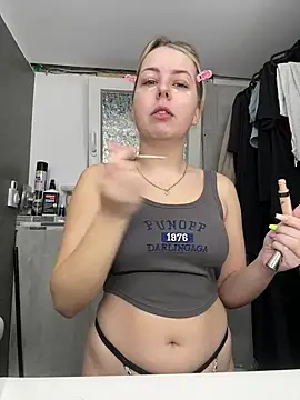 Snapshot of Livewithlucy chatting on 9, 3, 2025 Livewithlucy online show from 9, 3, 2025