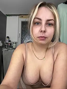 Snapshot of Livewithlucy chatting on 11, 3, 2025 Livewithlucy online show from 11, 3, 2025