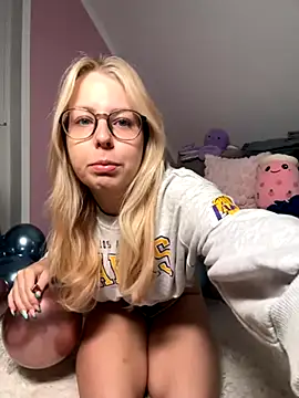 Snapshot of Livewithlucy chatting on 18, 9, 2025 Livewithlucy online show from 18, 9, 2025