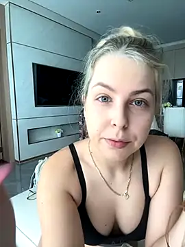 Snapshot of Livewithlucy chatting on 12, 10, 2025 Livewithlucy online show from 12, 10, 2025